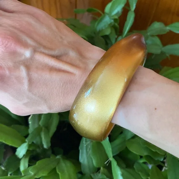 Vintage Lucite Asymmetrical Chunky Bangle Transparent Gold Clear Large Bracelet - Picture 12 of 16